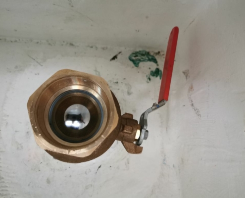 Neues Kugelventil im Schiffsinnern